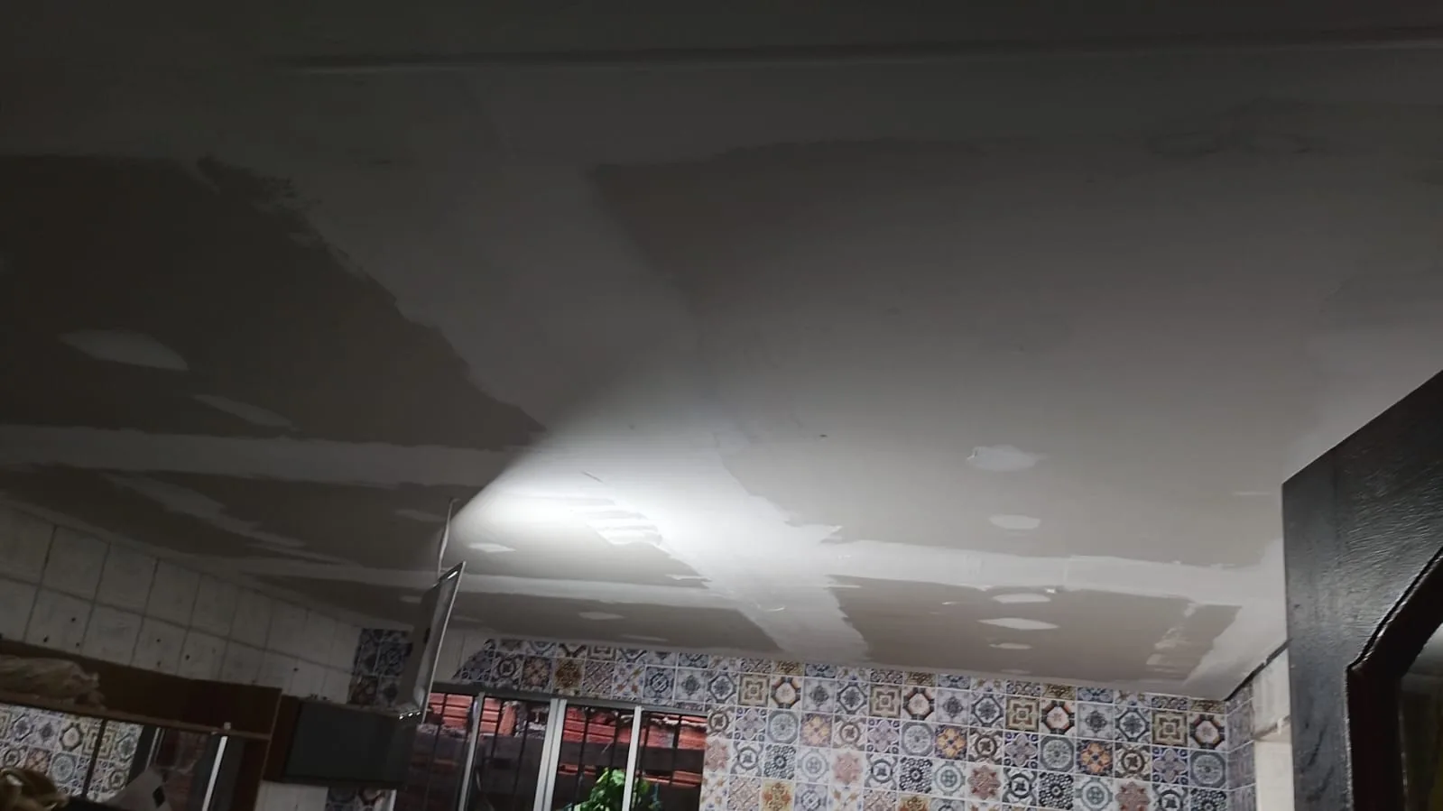 Teto em drywall durante etapa de preparação e tratamento de juntas