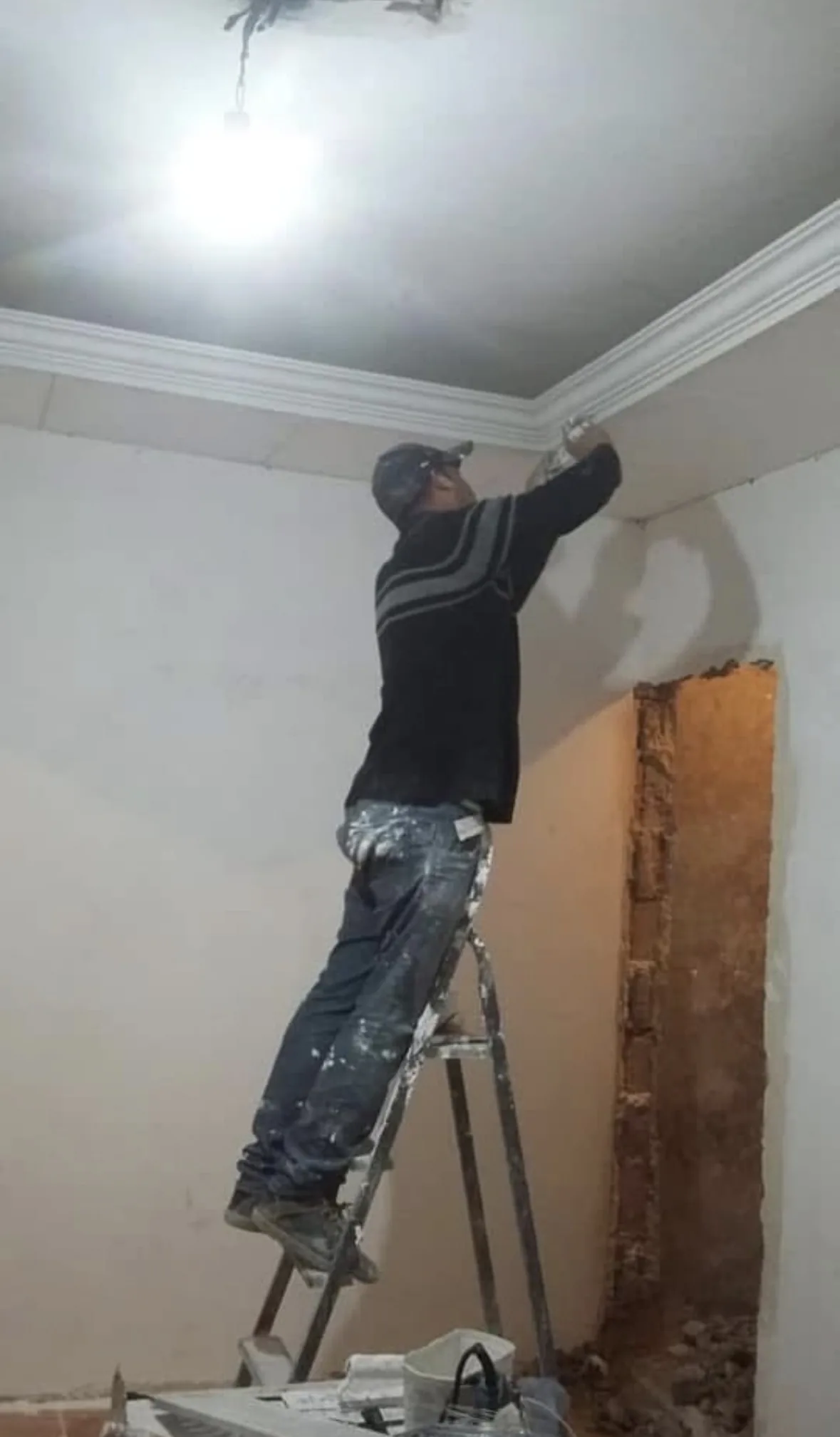 Profissional executando acabamento em gesso e sanca pela RPG