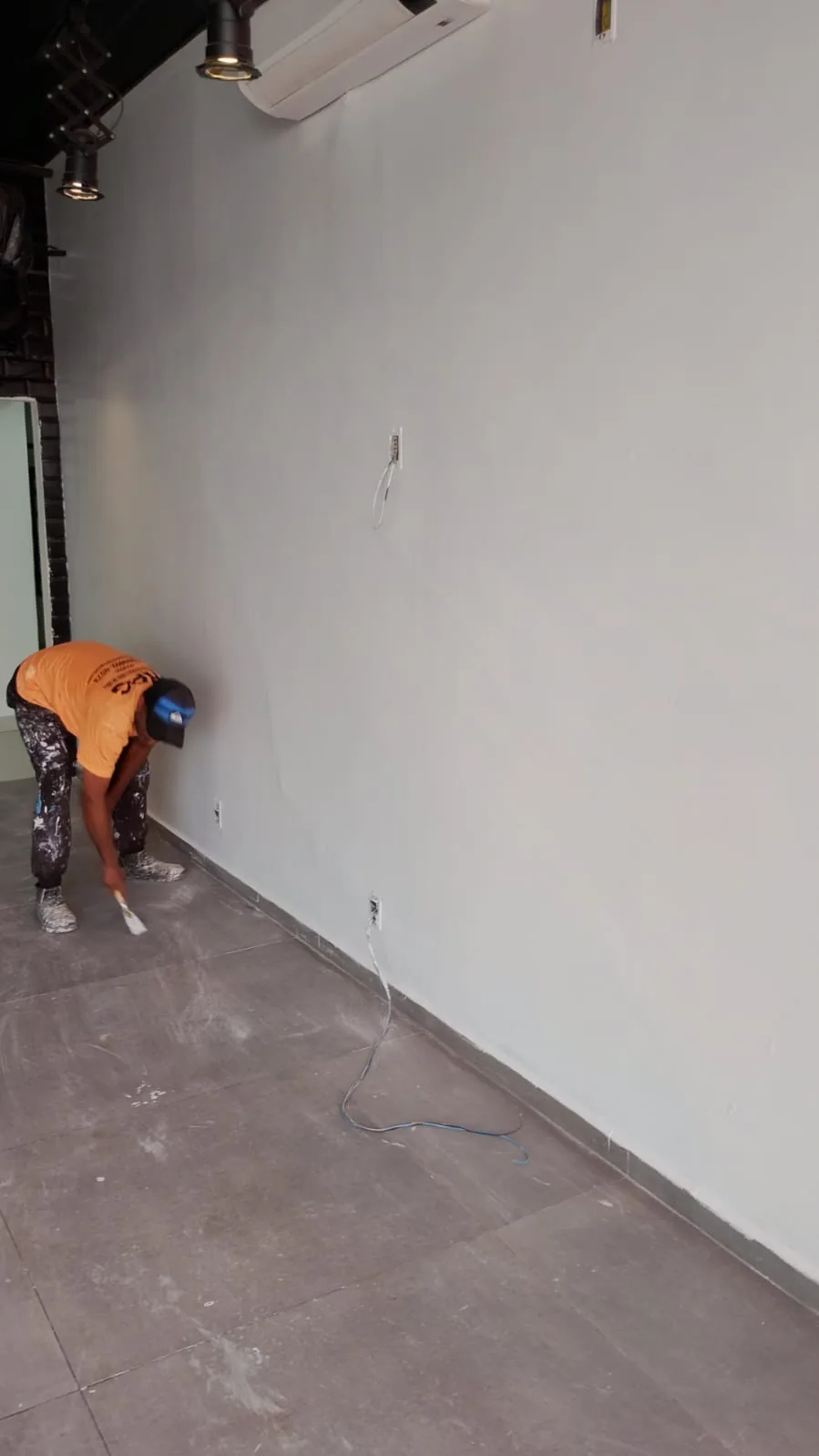 Profissional executando pintura interna em obra da RPG