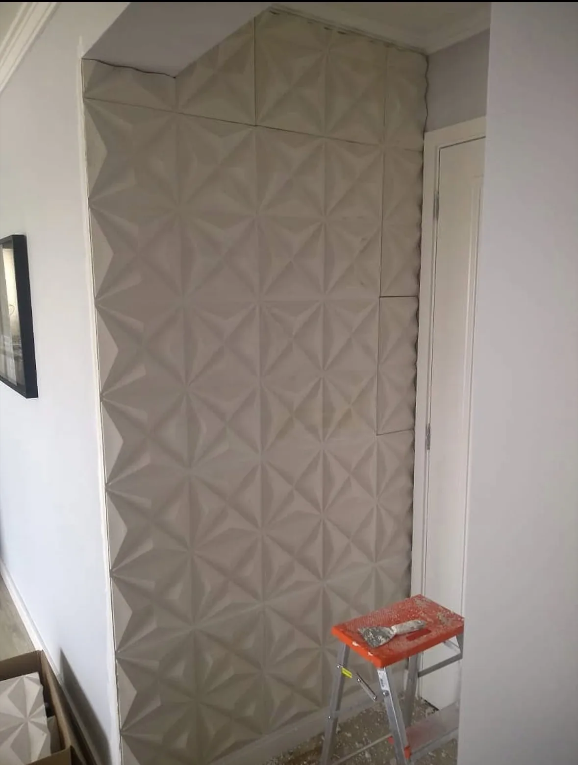 Revestimento 3D decorativo instalado em parede pela RPG