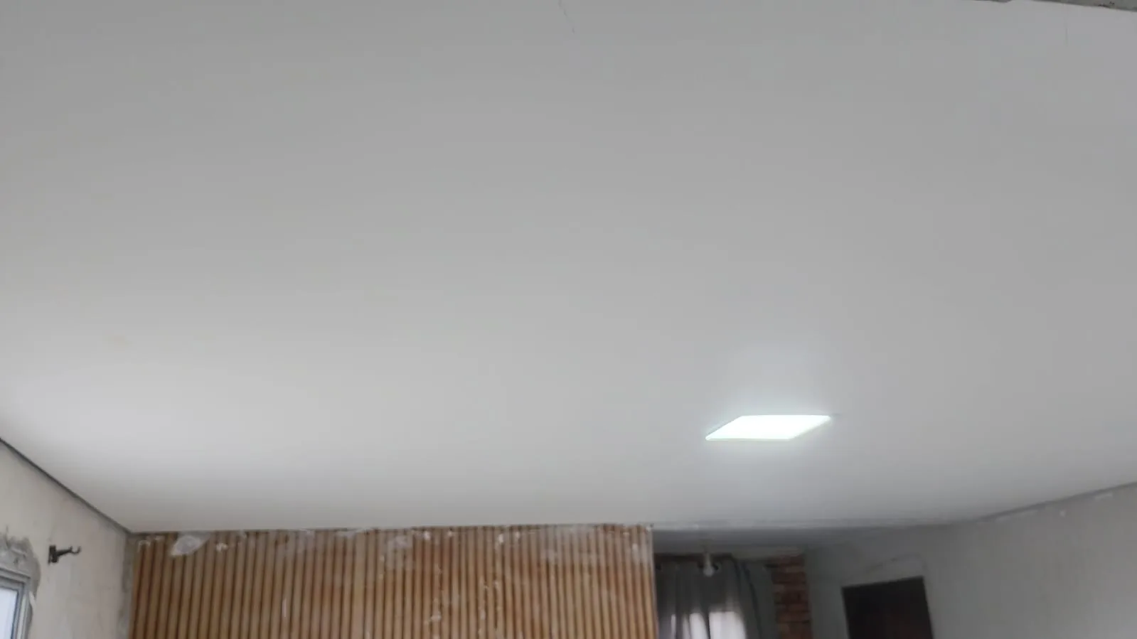 Teto após acabamento final e pintura realizado pela RPG